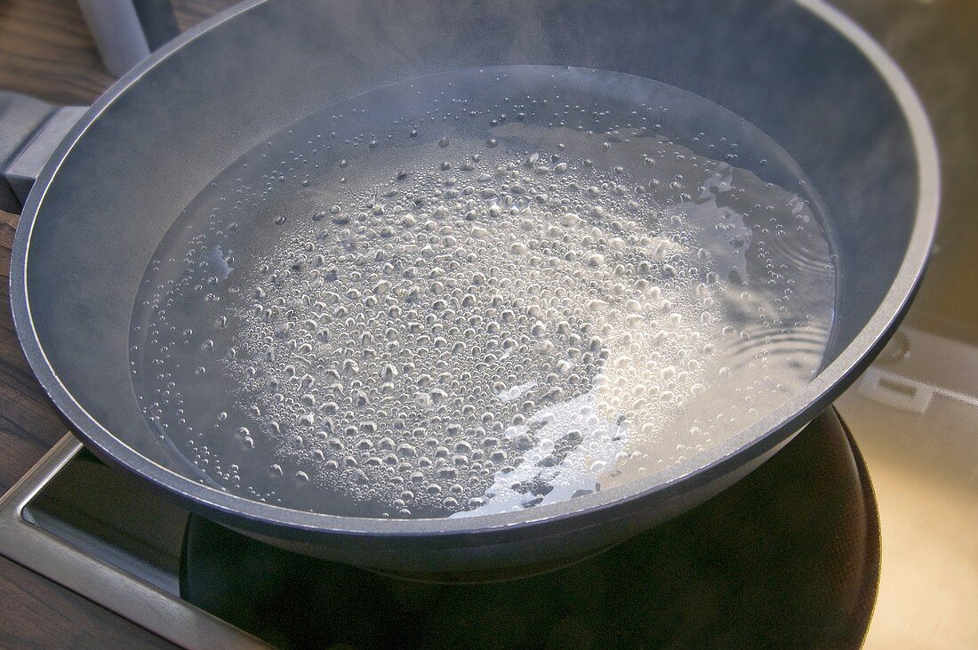 Kochendes Wasser im Wok