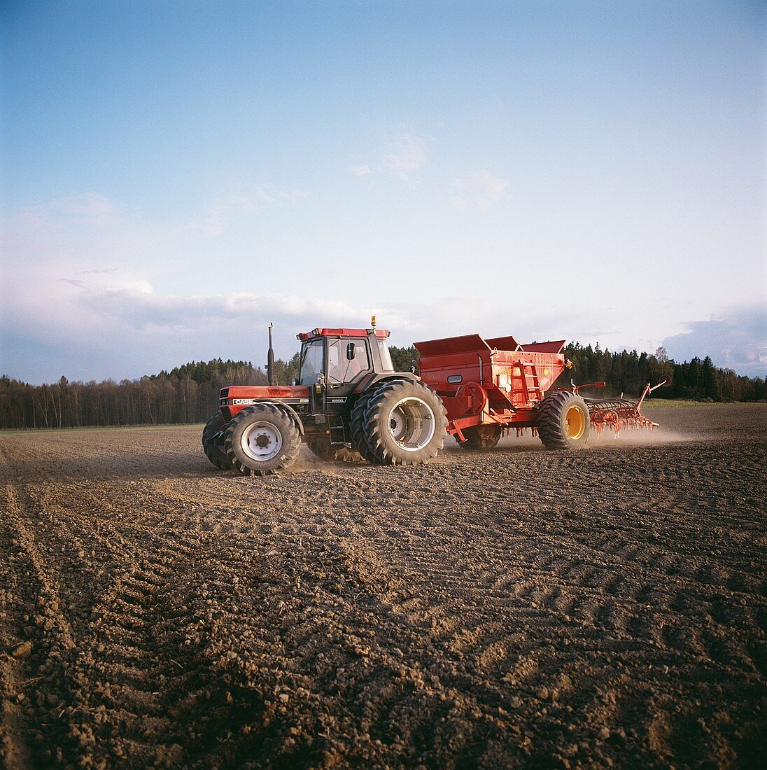 Traktor auf dem Feld beim Säen