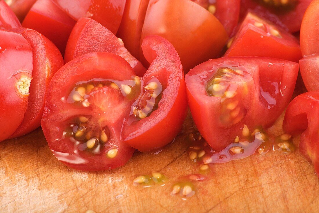 In kleine Stücke geschnittene Tomaten auf Holzbrett