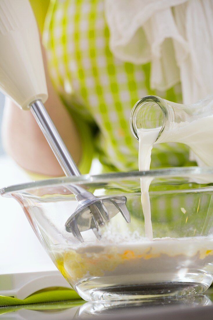 Milch in eine Rührschüssel geben