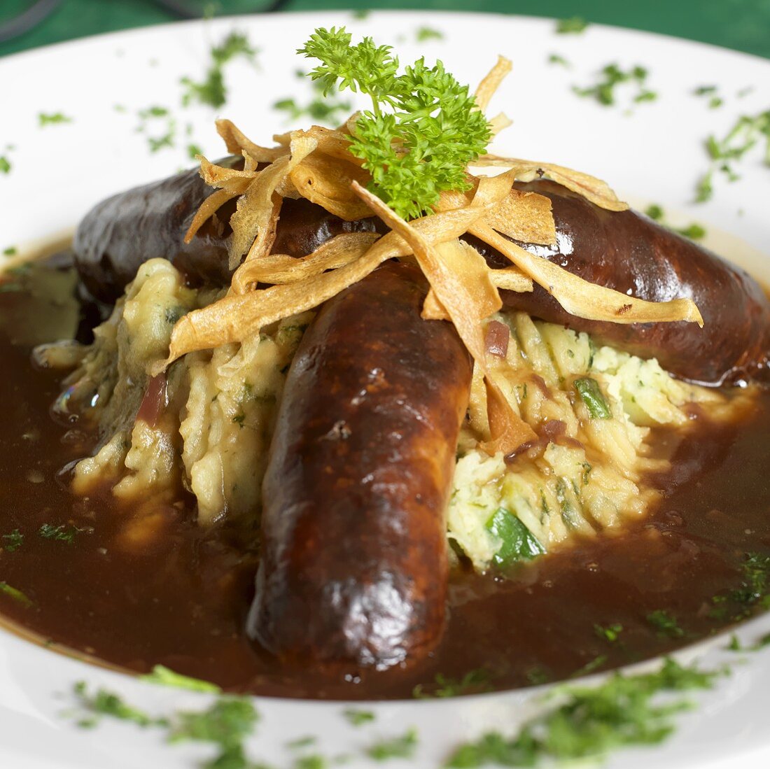 Gebratene Würstchen auf Mashed Potatoes mit Gravy