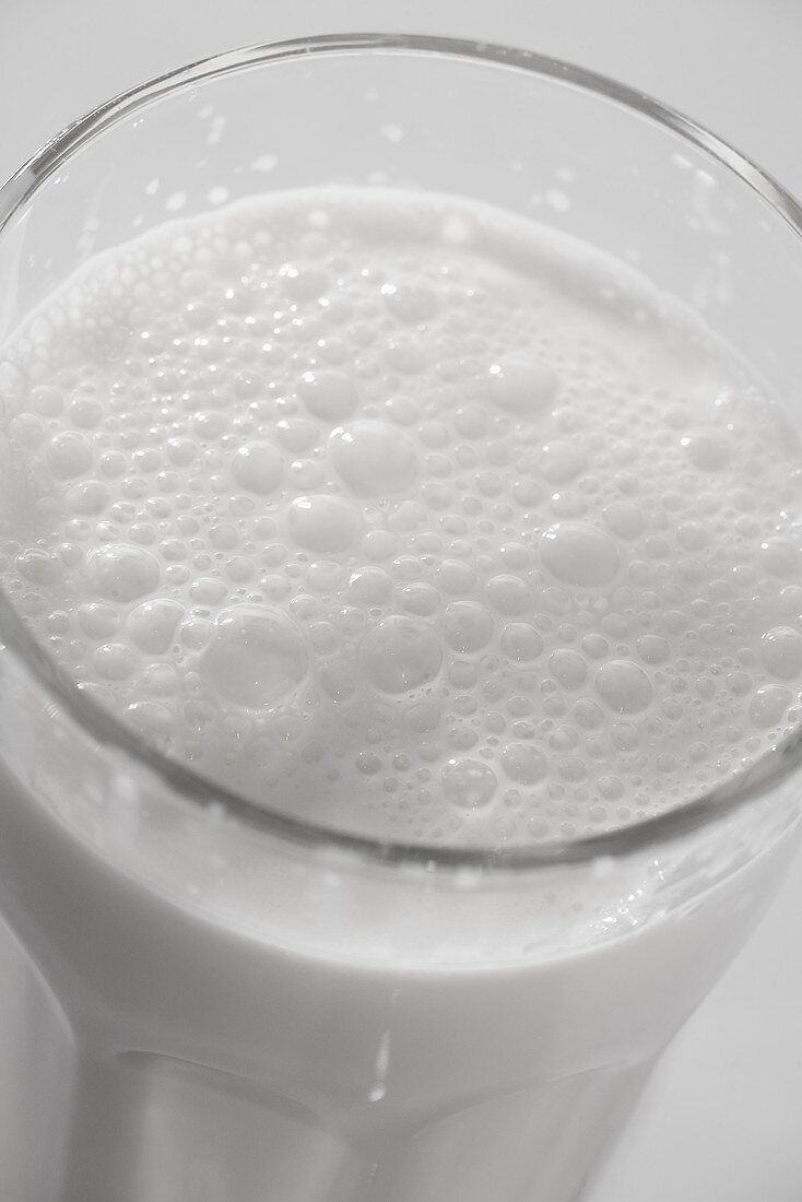 A glass of milk (close-up)
