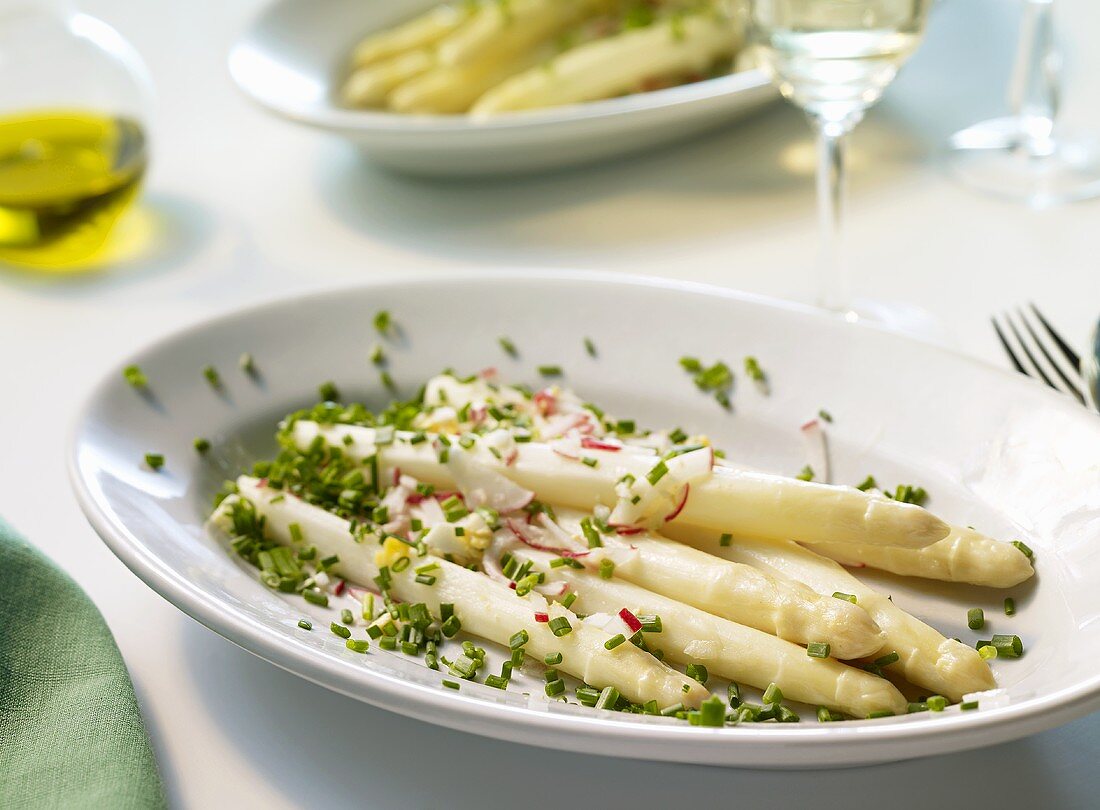 Spargel mit Radisechen-Ei-Vinaigrette auf einer Platte