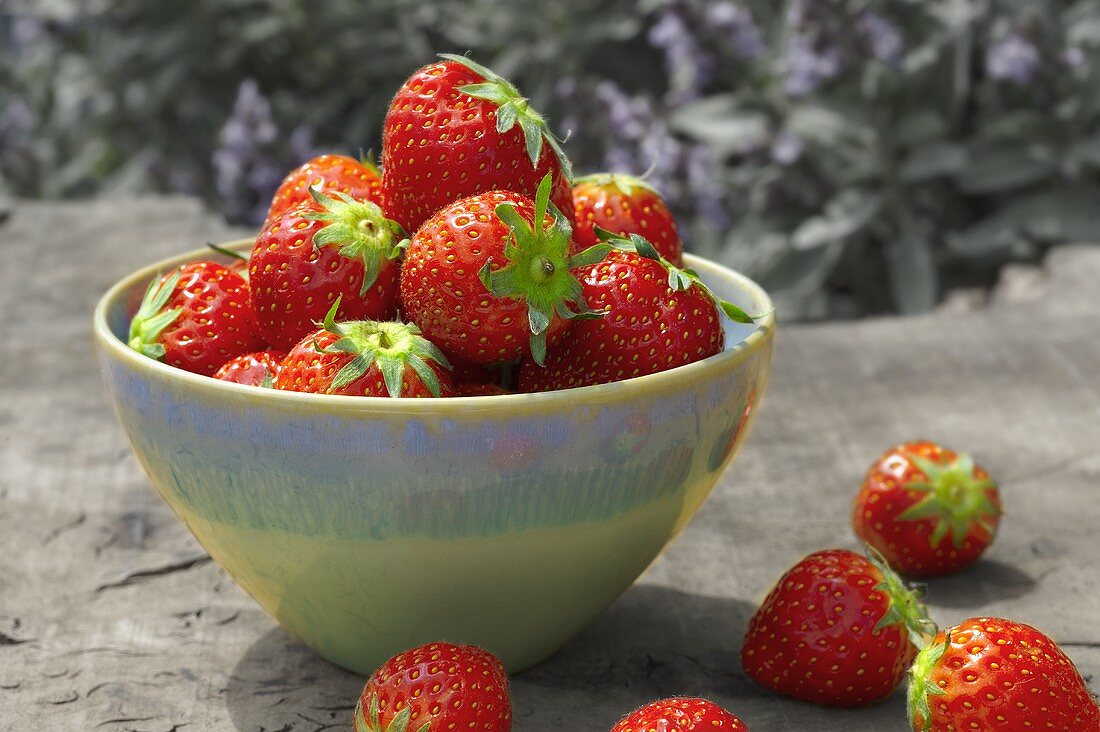 Erdbeeren in und neben einer Schüssel