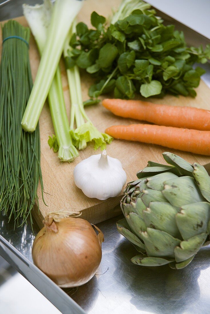 Gemüse für eine Artischocken-Wasserkresse-Suppe