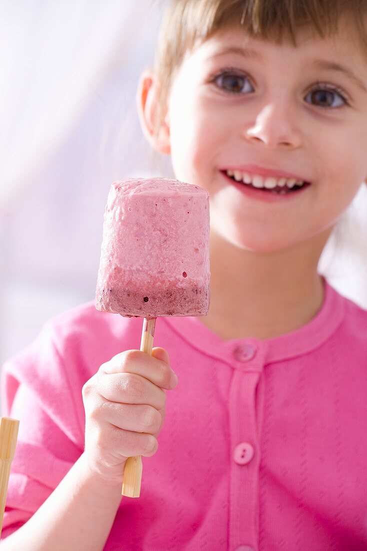 Mädchen mit Joghurt-Himbeer-Eis