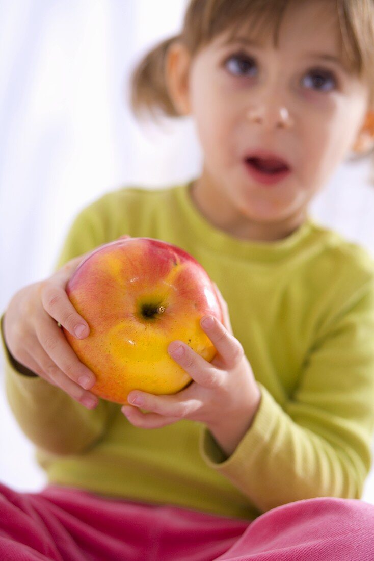 Mädchen hält einen Apfel