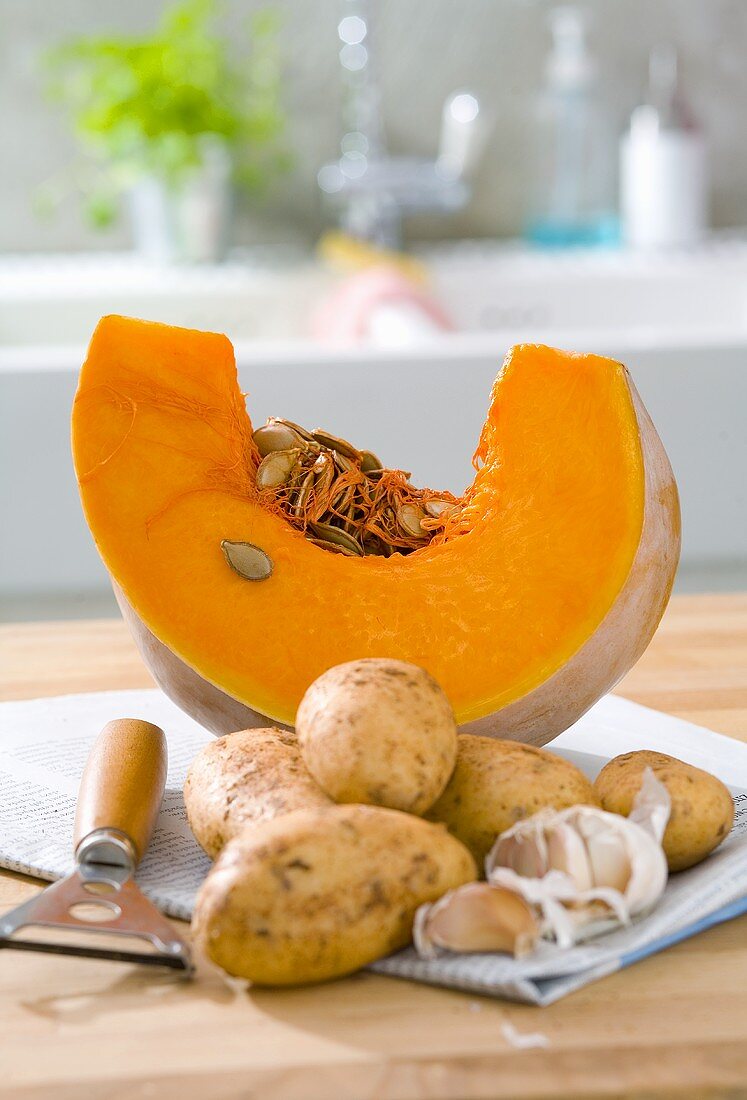 Ingredients for pumpkin soup: pumpkin, potatoes and garlic