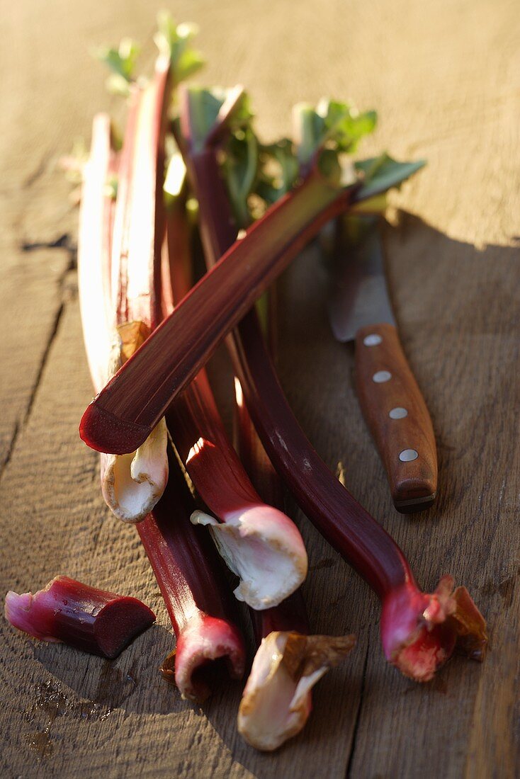 Rhabarberstangen mit Messer