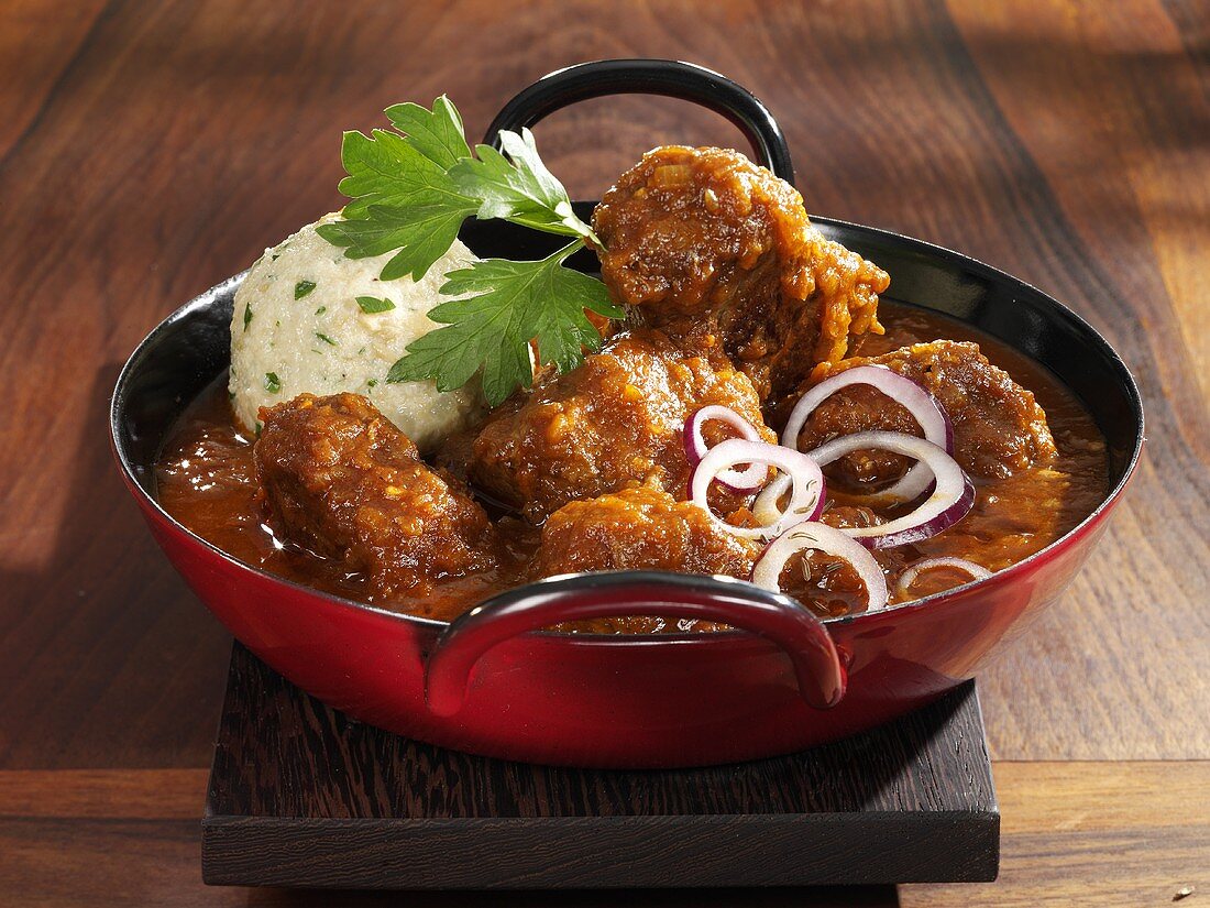 Gulasch in einem Pfännchen mit Semmelknödel