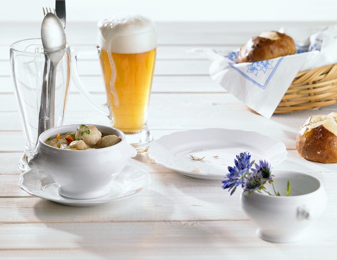 Markklösschensuppe mit Brötchen und Bier