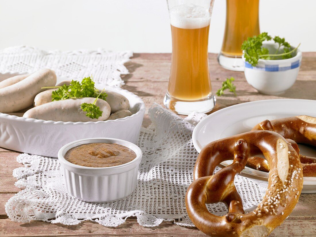 Weisswürste mit Senf, Brezen und Weissbier