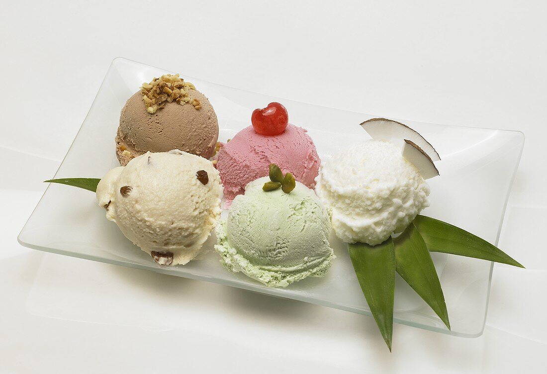 Fünf verschiedene Eissorten auf Dessertteller