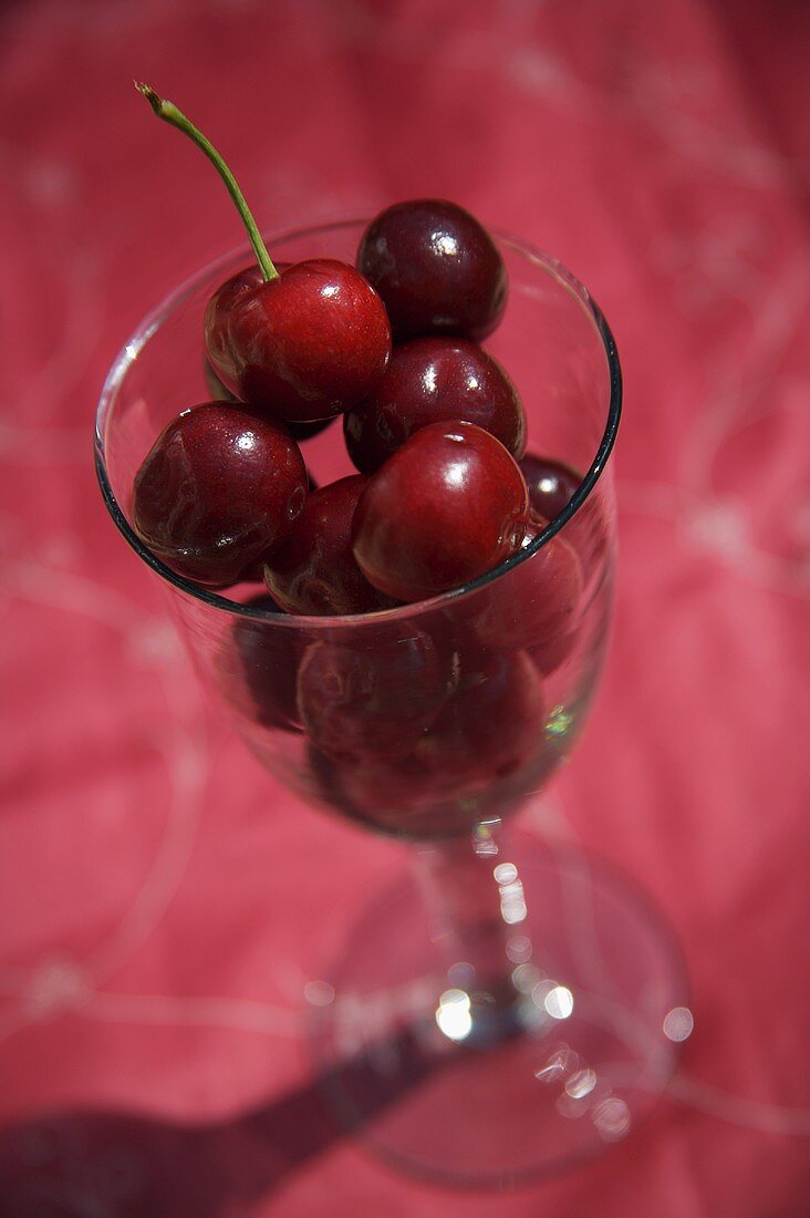 Kirschen in einem Weinglas