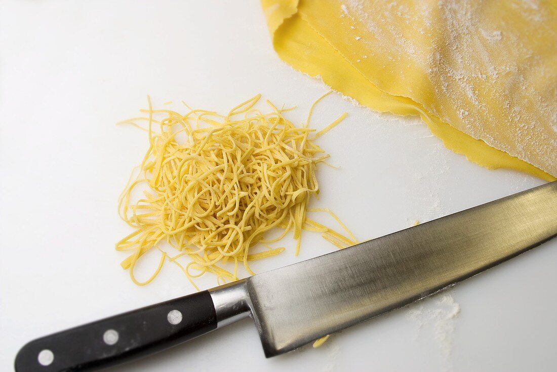 Selbsgemachte Tagliolini und Nudelteig mit Messer