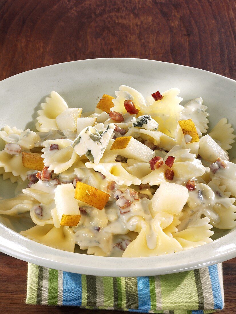 Farfalle with cheese and bacon sauce and pears