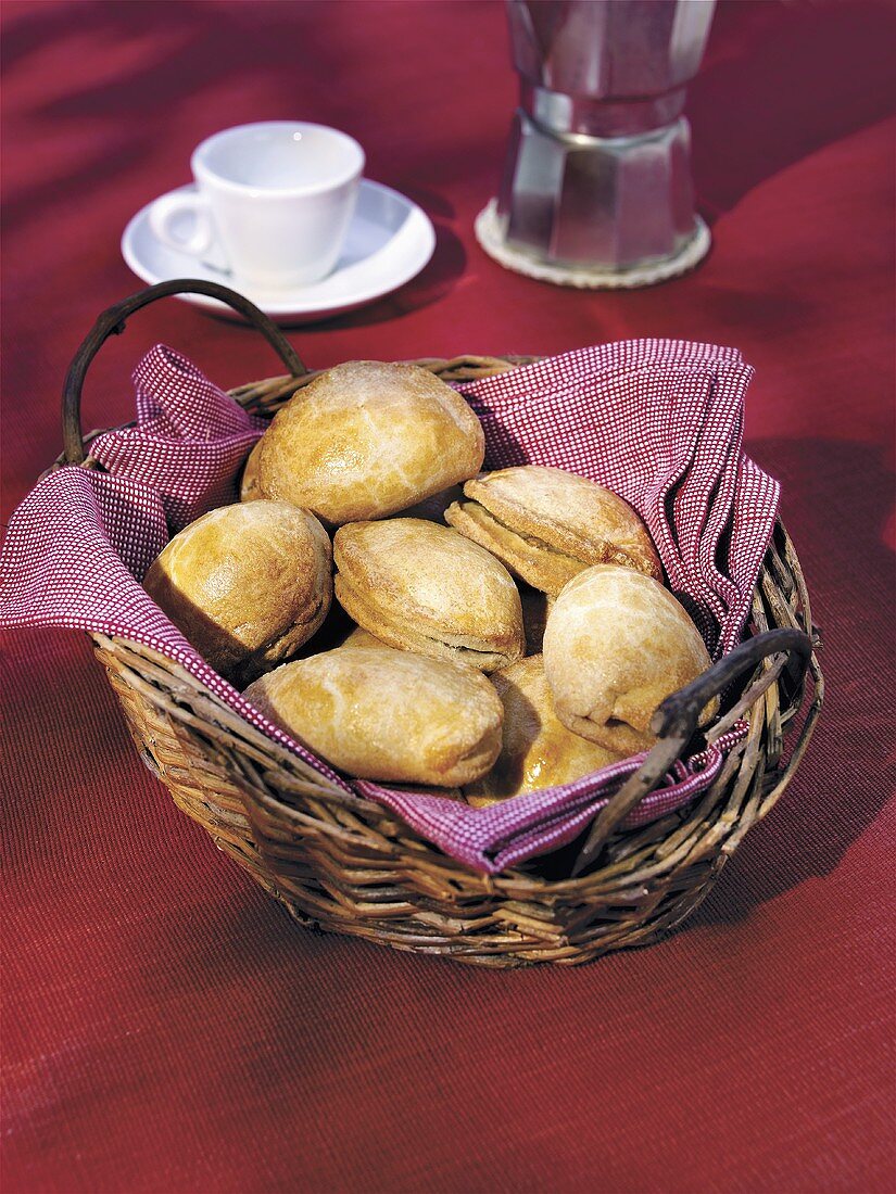 Sfogliatelle (Teigtaschen mit Grieß-Ricotta-Füllung)