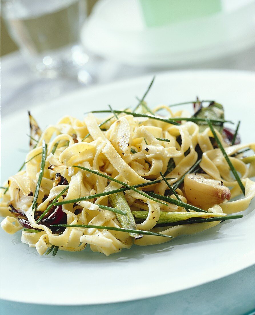 Tagliatelle mit gegrillten Zwiebeln und Schnittlauch