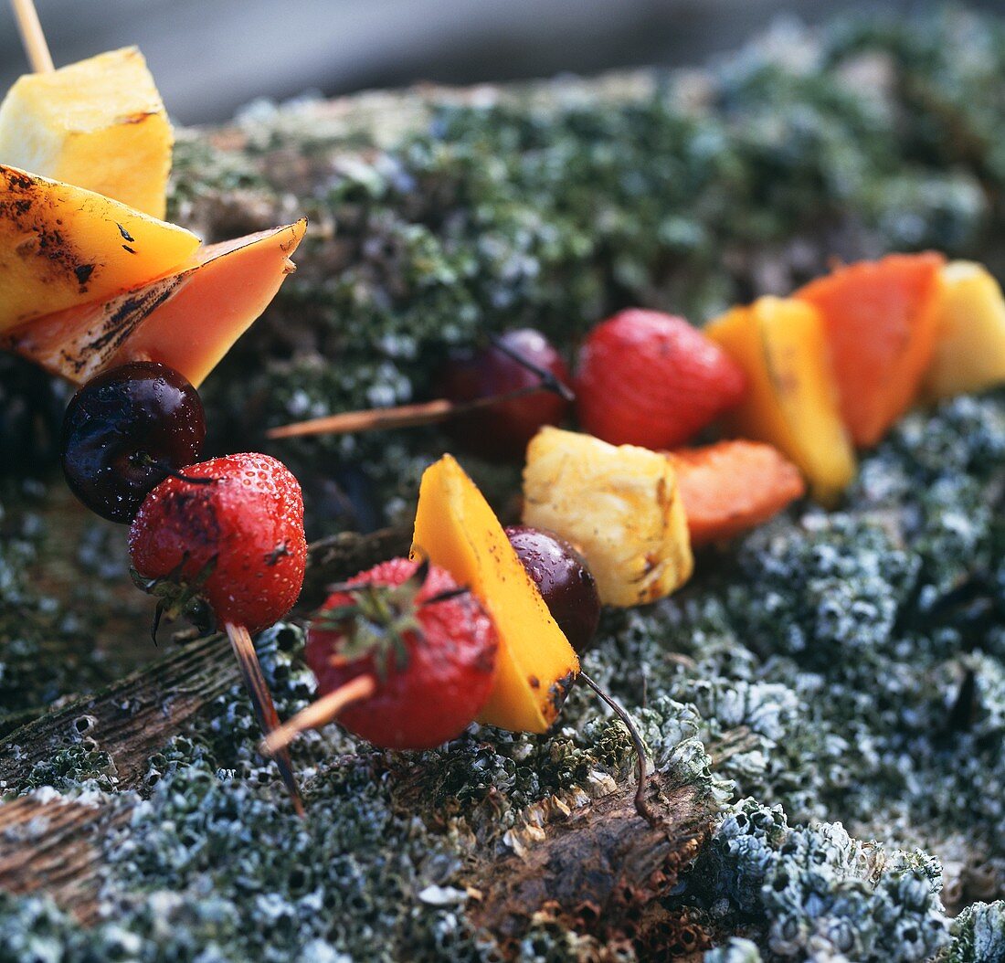 Gegrillte Obstspiesse mit Rum-Butter-Glasur