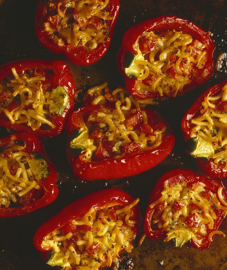 Rote Paprikaschoten mit Nudeln gefüllt