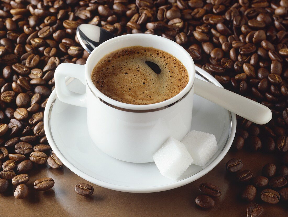 Eine Tasse Espresso und Kaffeebohnen