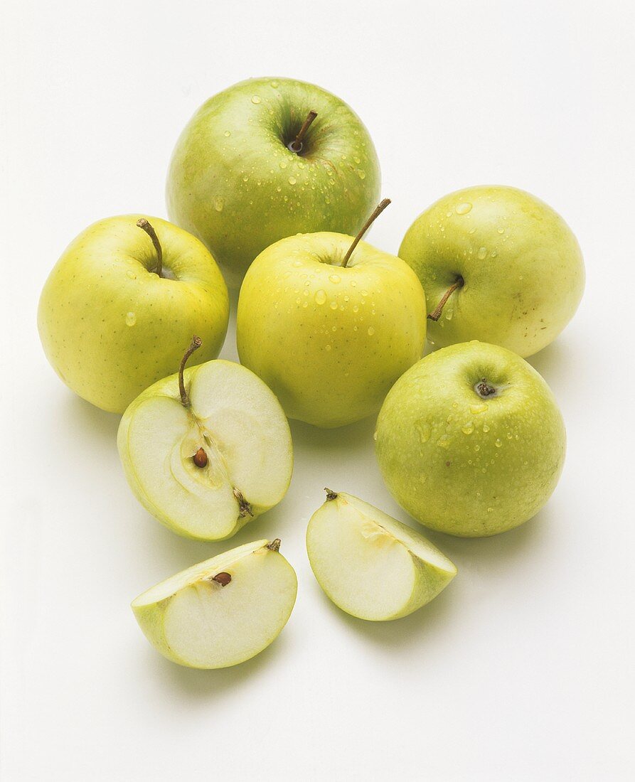 Golden Delicious und Granny Smith Äpfel mit Wassertropfen