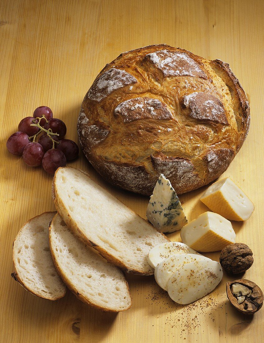 Brot mit Käse, Walnuss und Weintrauben