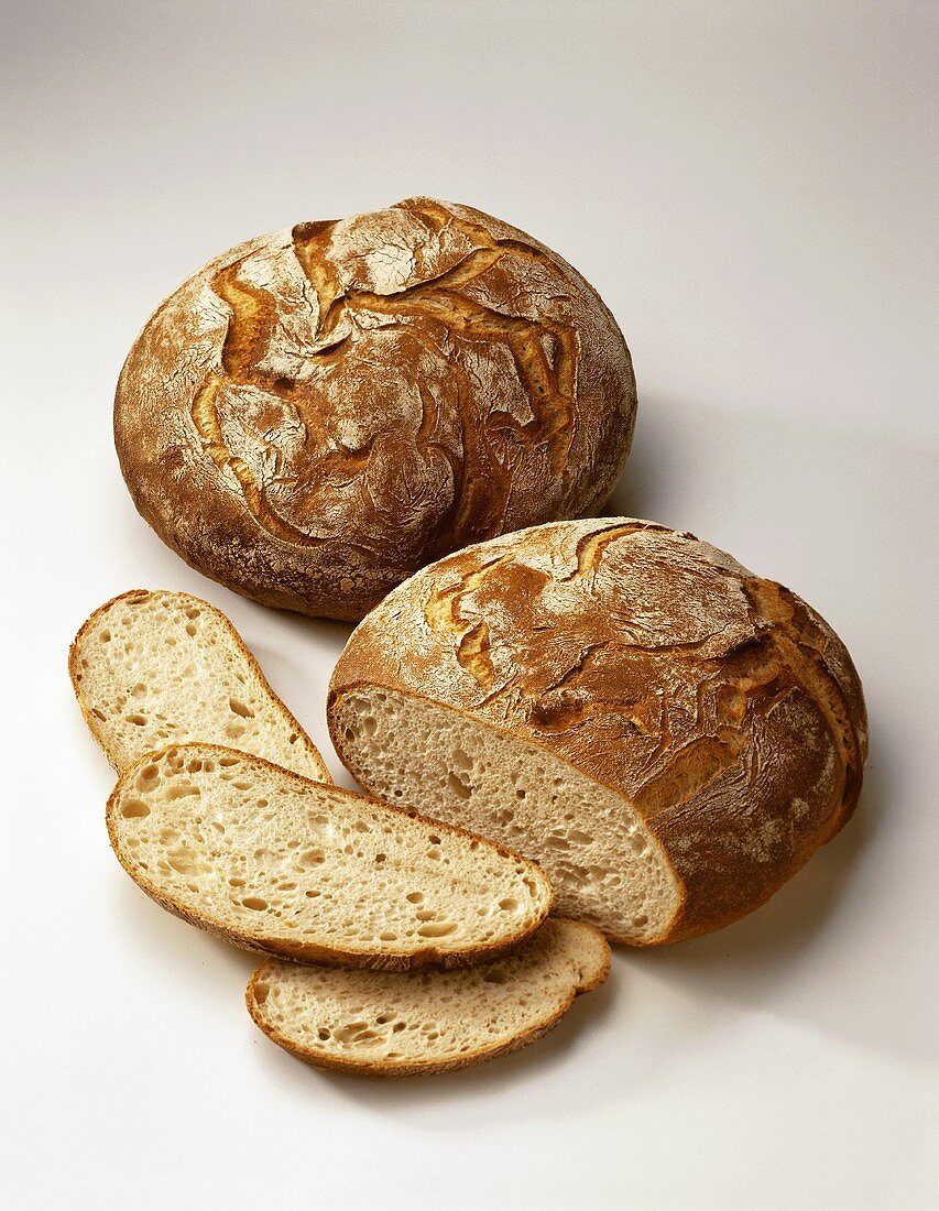 Ein Brotlaib und ein angeschnittenes Brot
