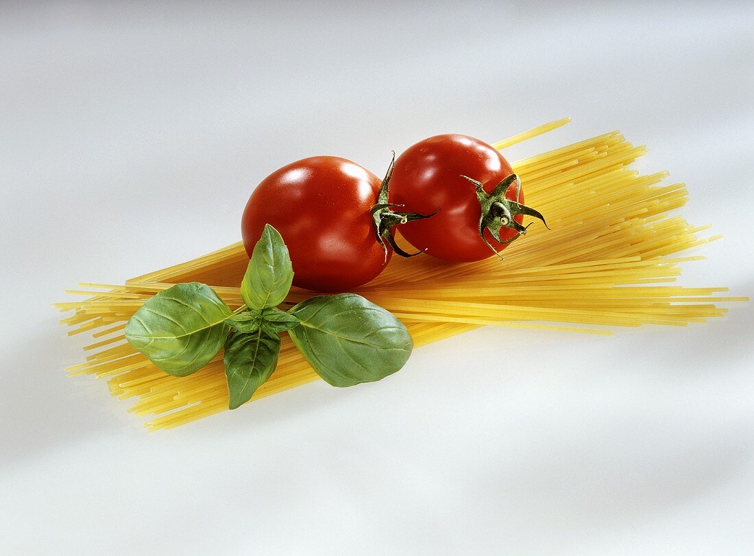 Spaghetti with tomatoes and basil