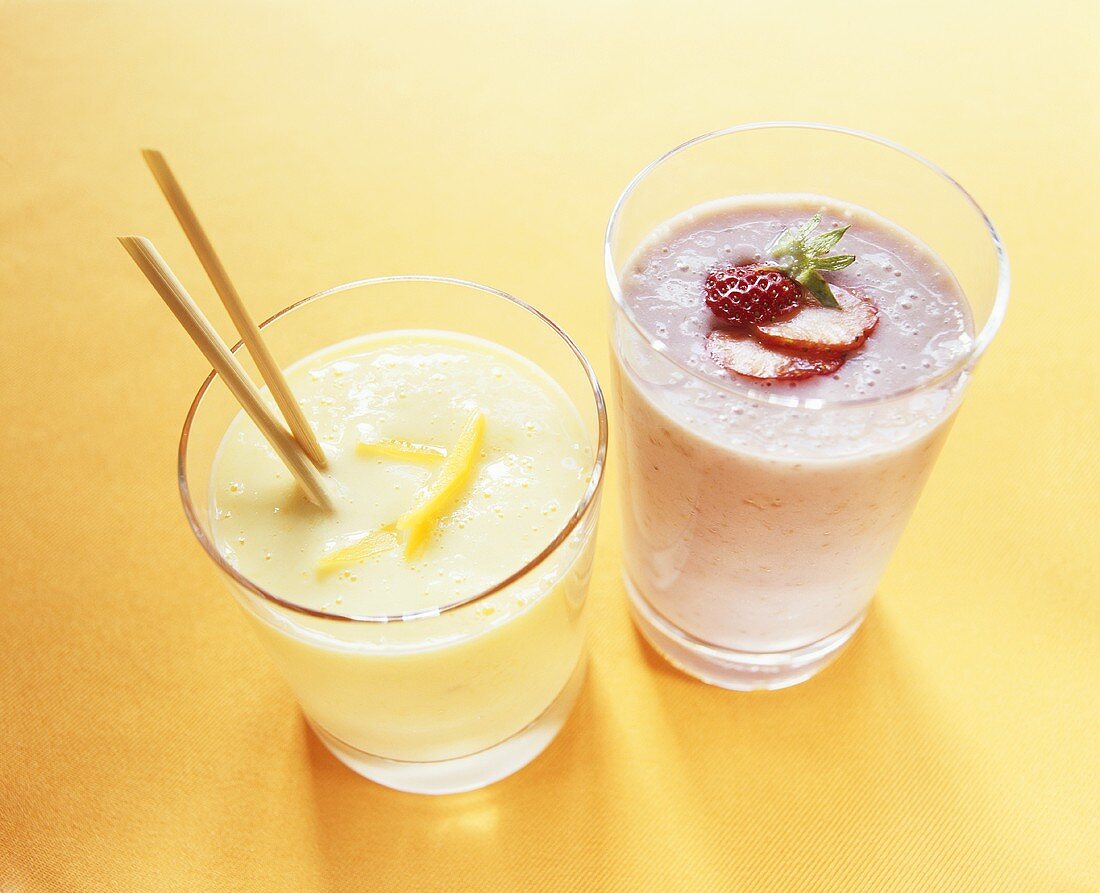 Mango-Joghurt-Drink mit Mineralwasser & Erdbeerbuttermilch