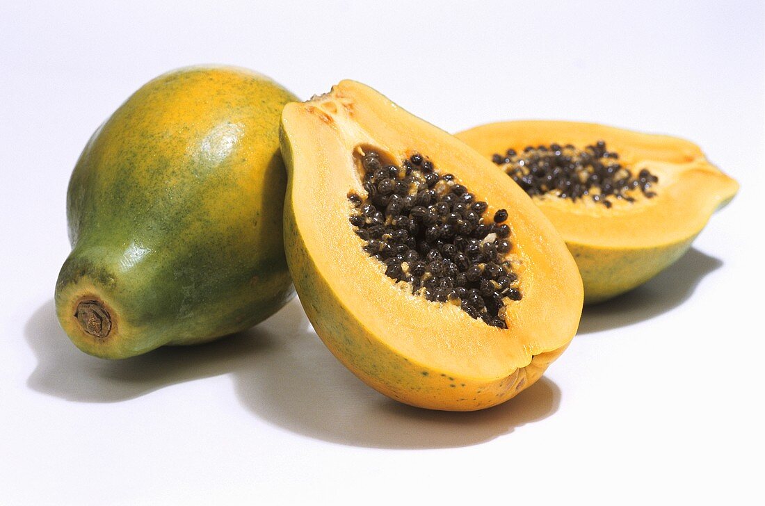 Ganze und halbierte Papaya