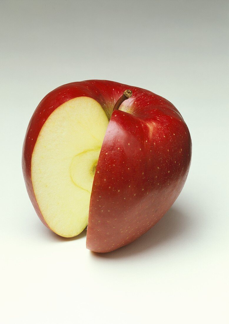 Ein angeschnittener roter Apfel