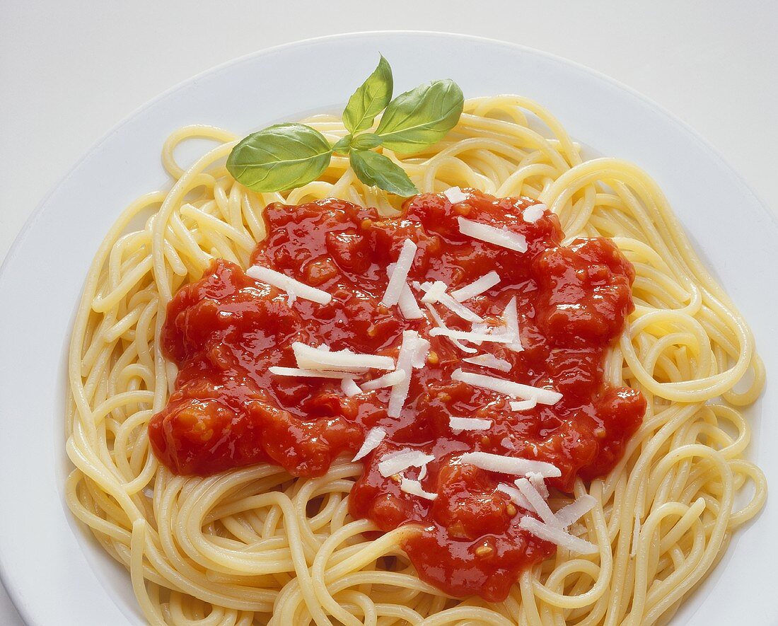 Spaghetti mit Tomatensauce – Bilder kaufen – 986304 StockFood