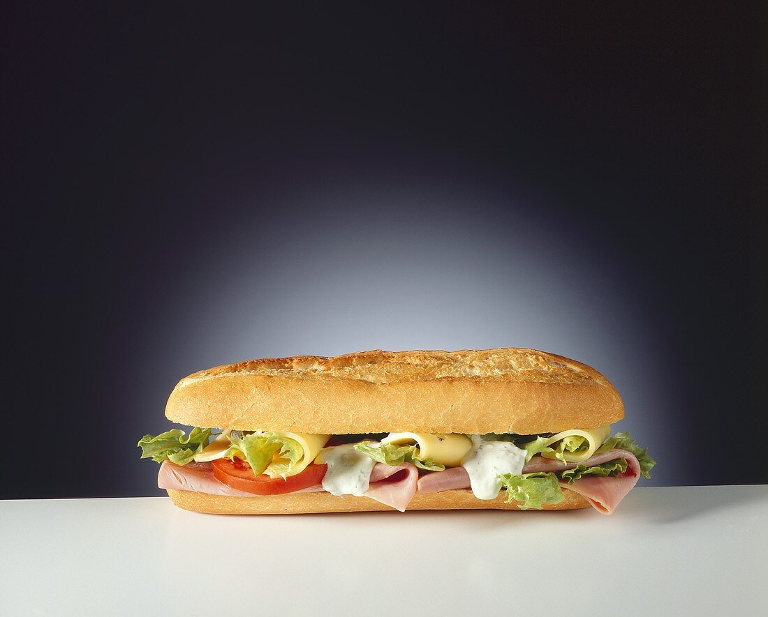 Ein Baguette-Sandwich mit Kochschinken & Käse