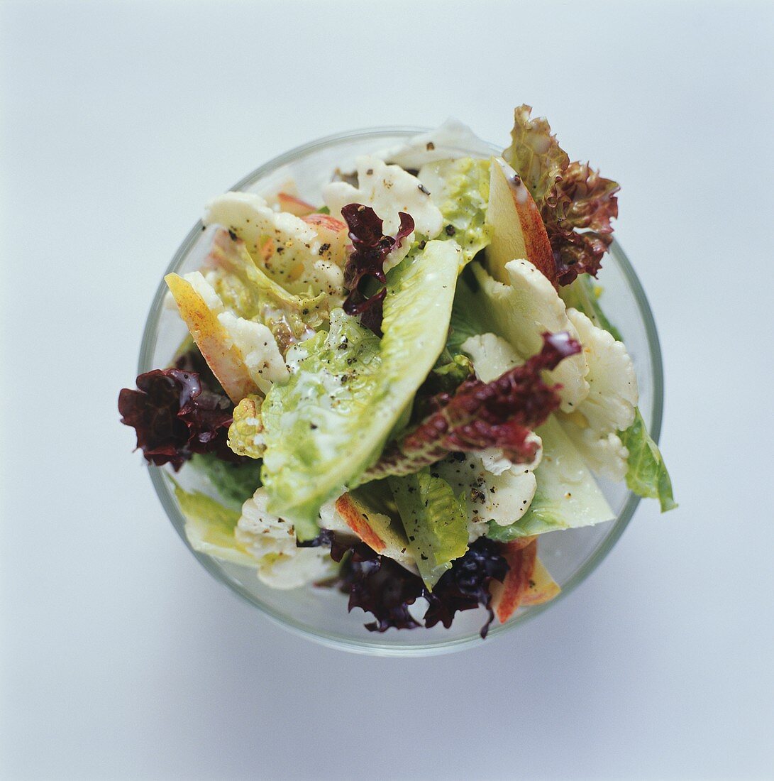 Gemischter Blattsalat mit Blumenkohl, Apfel & Joghurtdressing