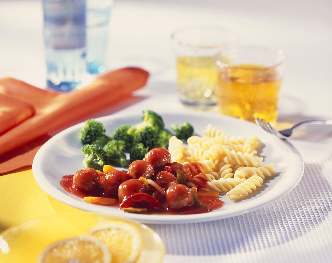 Kleine Fleischbällchen in Sauce mit Spirelli & Brokkoli