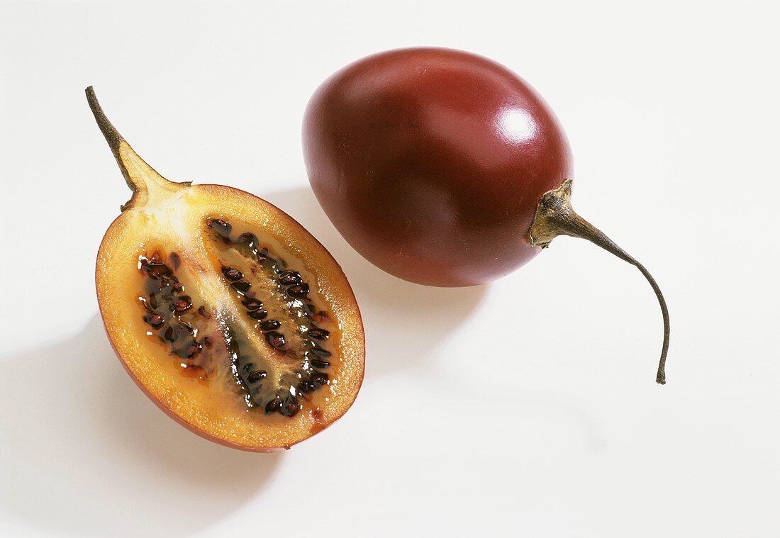 Tamarillo, ganz und halbiert