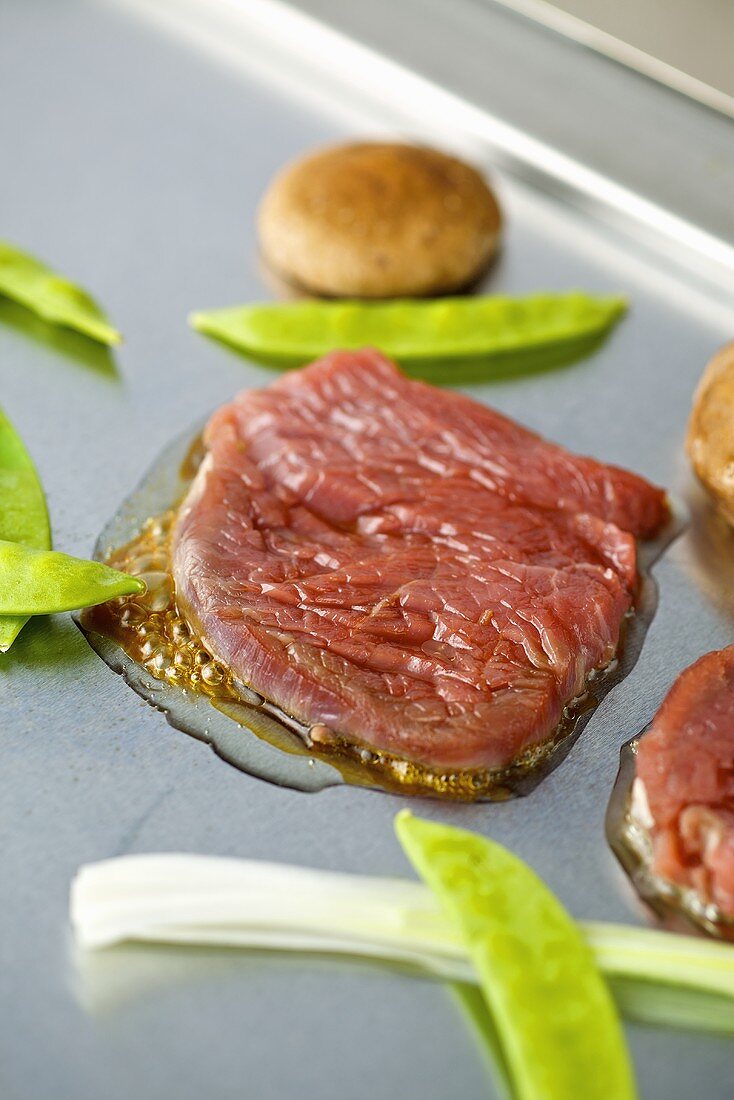 Beef Teppanyaki with mangetout (raw)