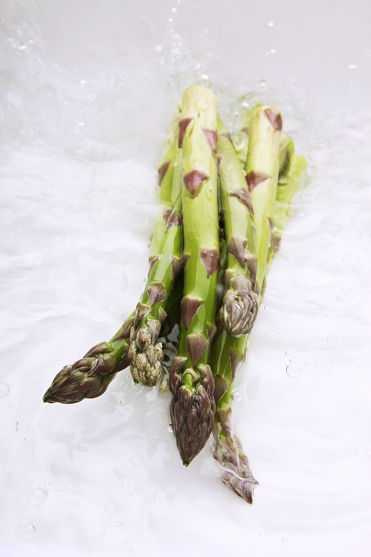 Grüner Spargel im Wasser