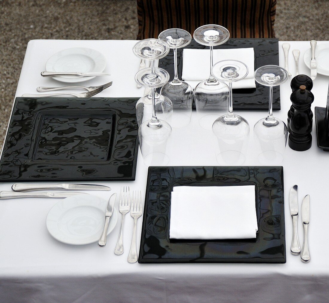 Gedeckter Tisch in Schwarz-Weiß