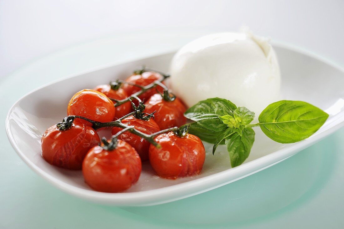 Gekochte Tomaten mit Basilikum und Mozzarella