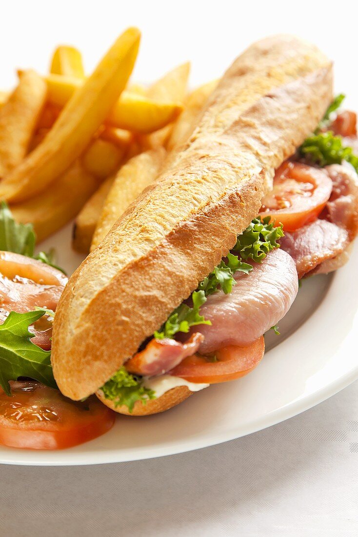 BLT-Sandwich mit Pommes frites