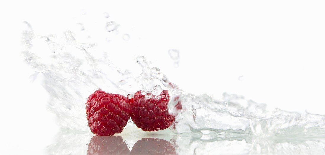 Himbeeren, von Wasser umspült