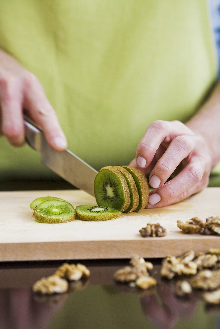 Slicing a kiwi