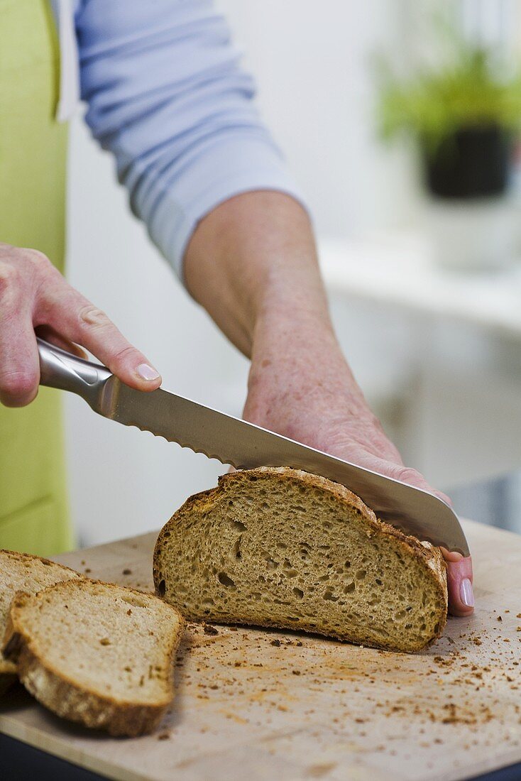 Brot in Scheiben schneiden