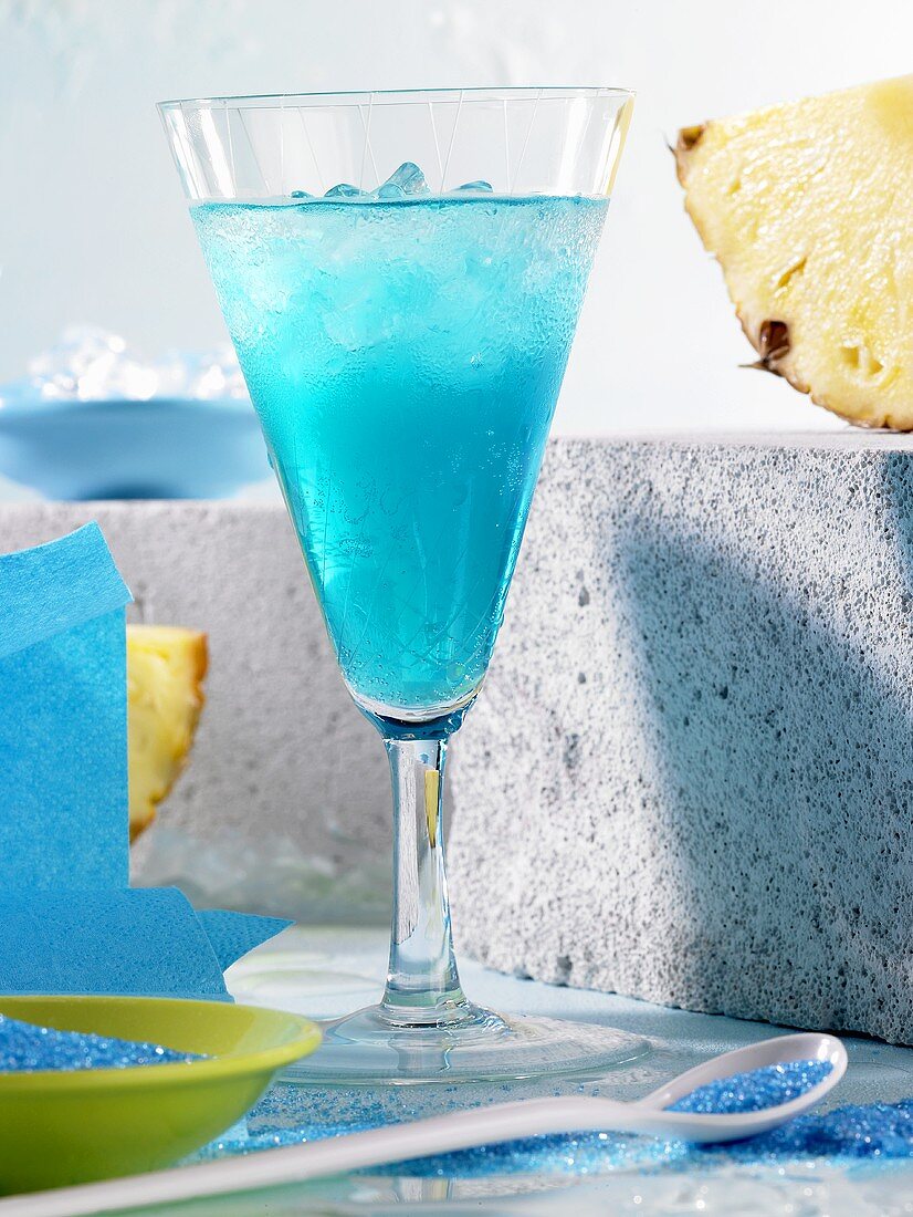 Cocktail mit Blue Curacao, Ananas und Bitter Lemon