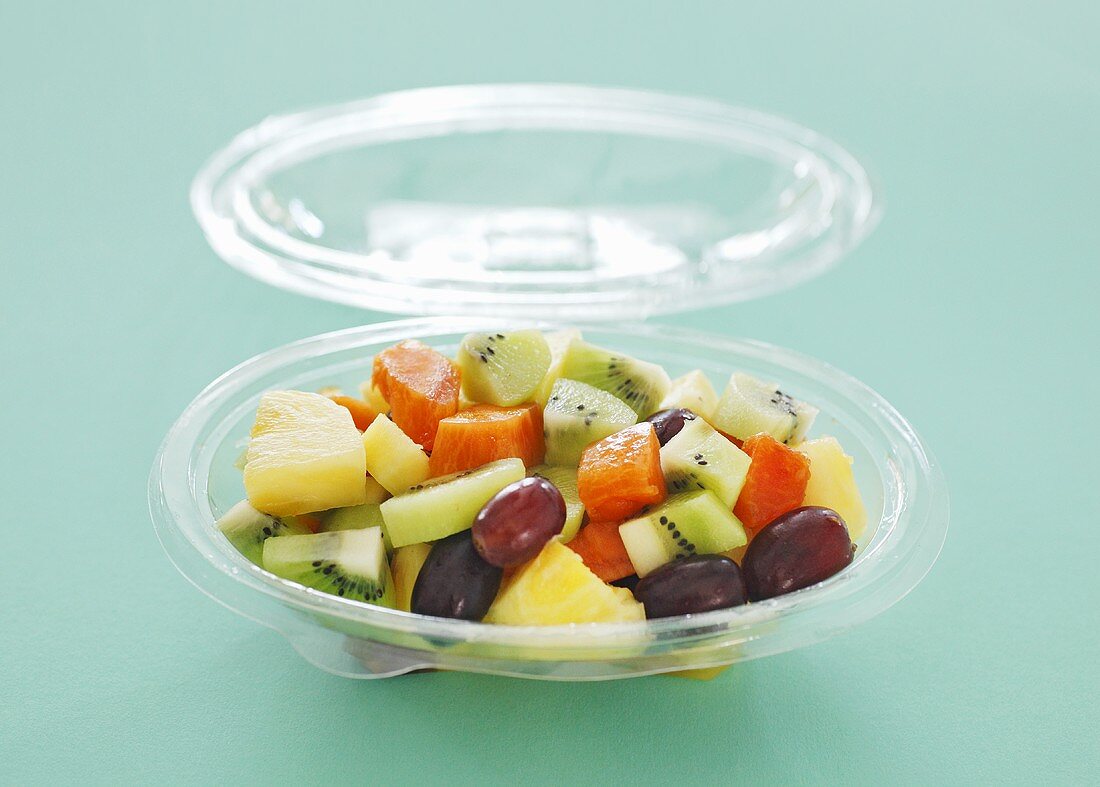 Obstsalat in einer Plastikschale