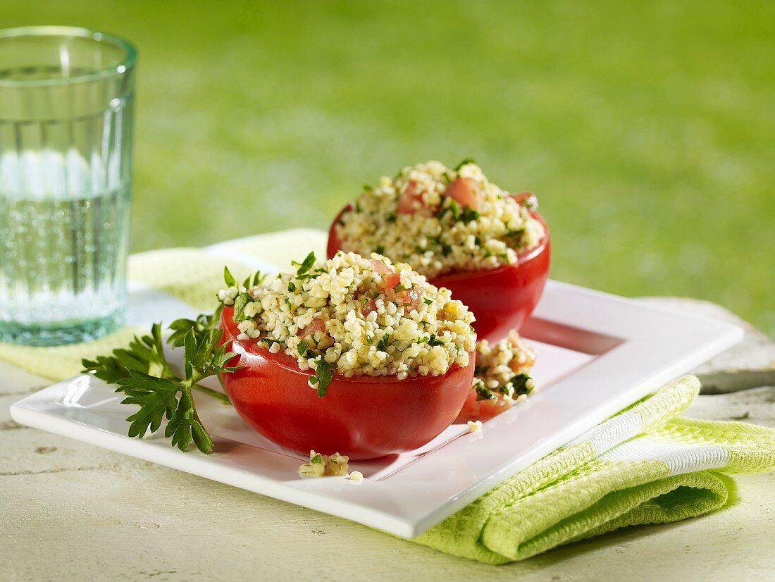 Gefüllte Tomaten mit Bulgursalat