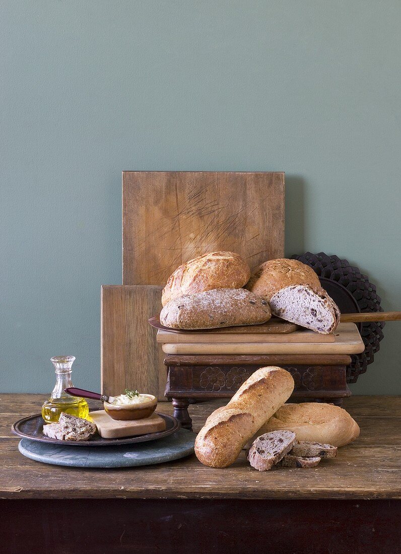 Rustikale Brote auf Holztisch, Brotaufstrich, Olivenöl