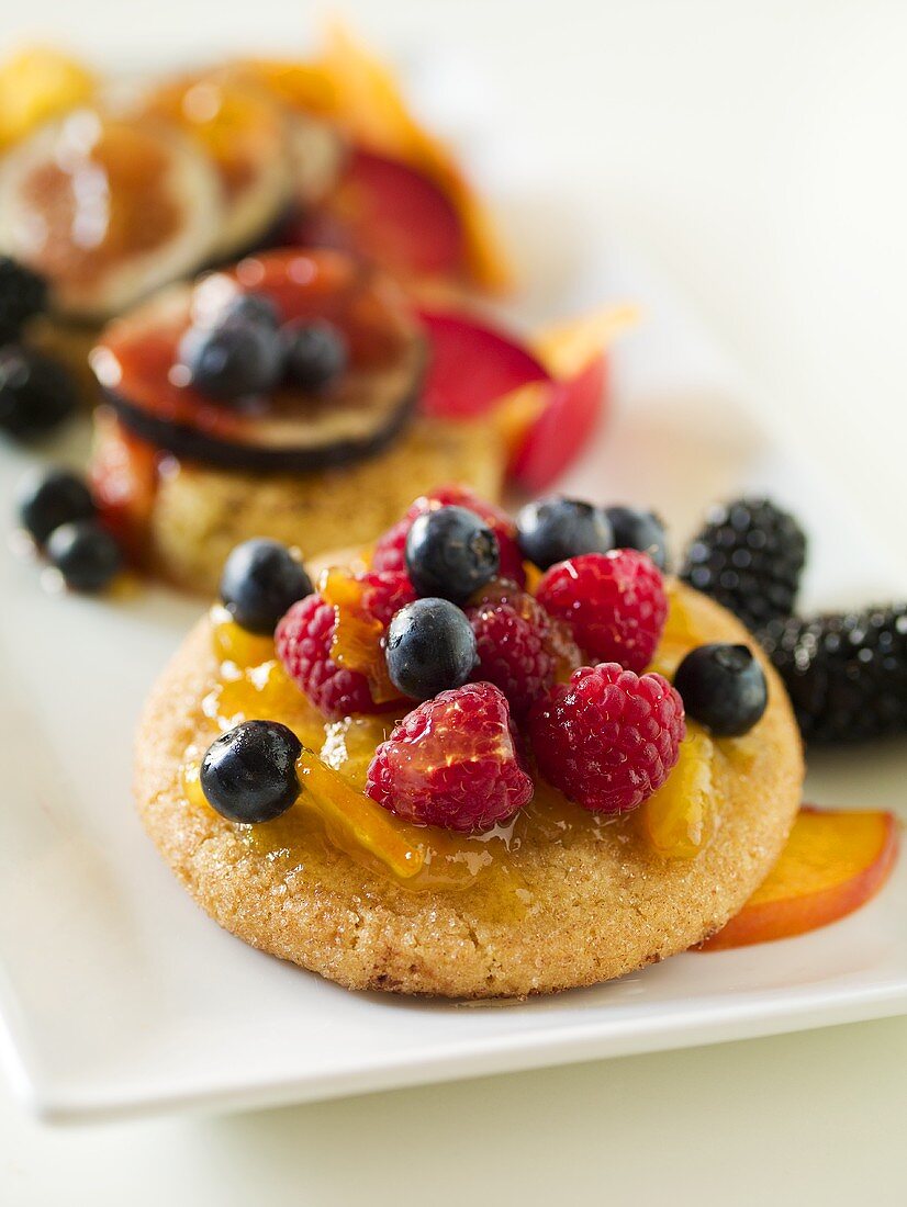 Cookies mit frischen Früchten und Honig zum Dessert
